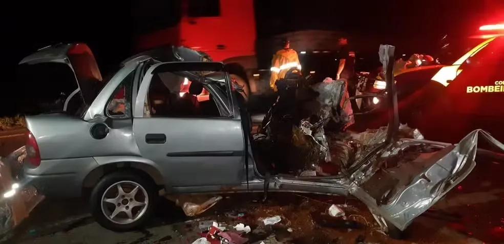 Acidente deixa carro destruído e dois mortos na BR-153