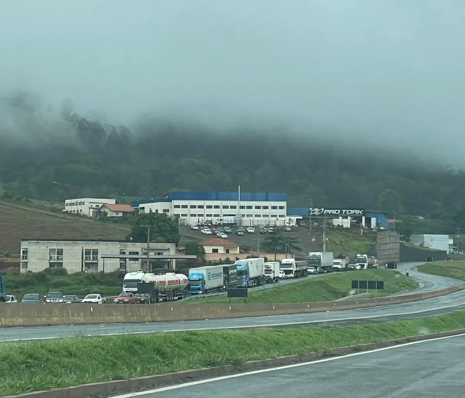 Colisão entre caminhões causa congestionamento na PR-092