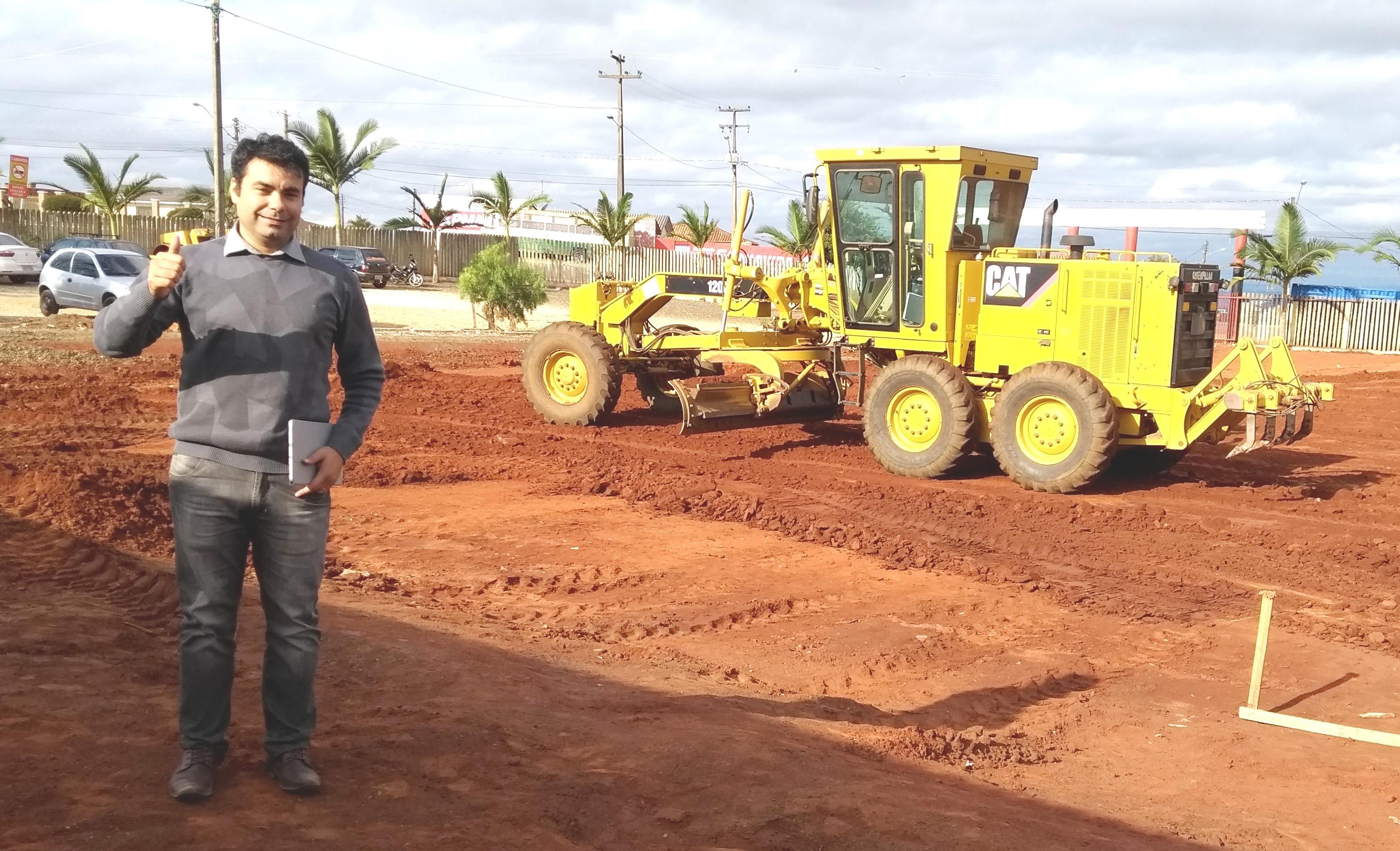 Paulo Leonar visita obras da arena esportiva