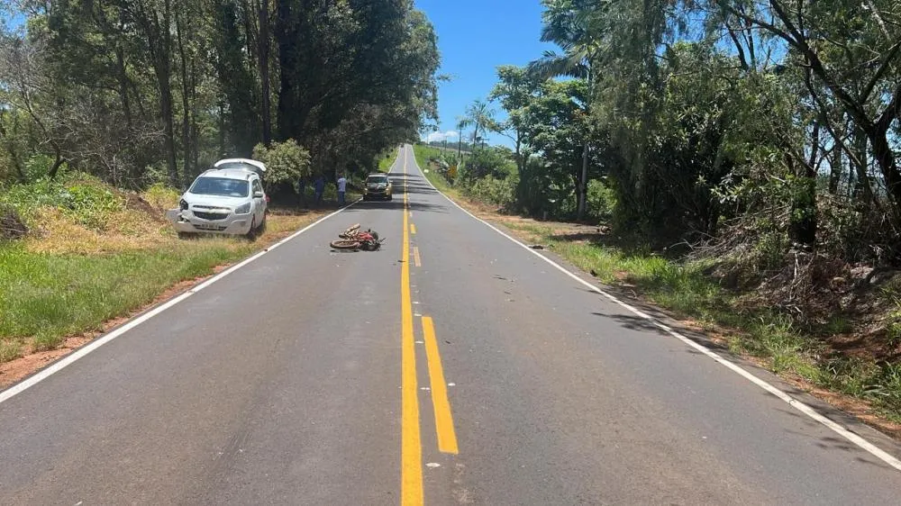 Colisão entre carro e moto deixa duas pessoas em estado grave