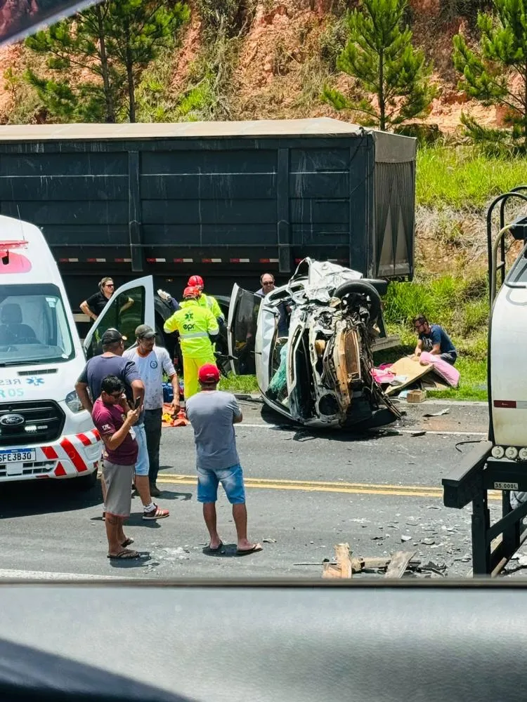 Trânsito começa a ser liberado no sistema Pare e Siga em local de acidente na PR-092