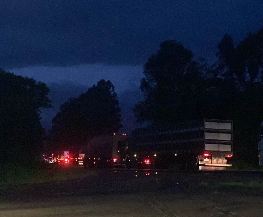 Motoristas enfrentam trânsito caótico em dia de morte e obras na PR092