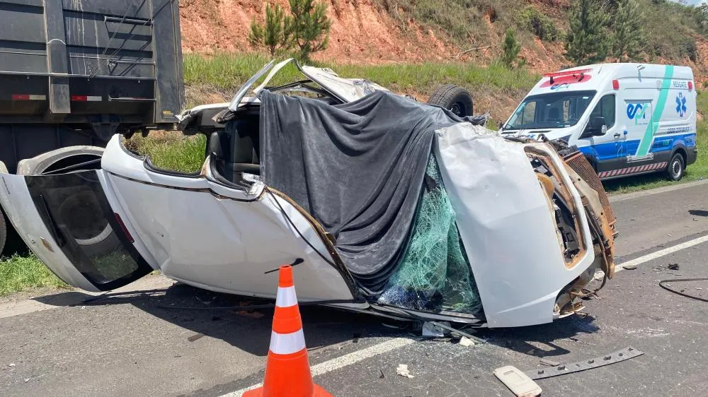 Polícia encontra revólver em carro que capotou e matou motorista na PR-092