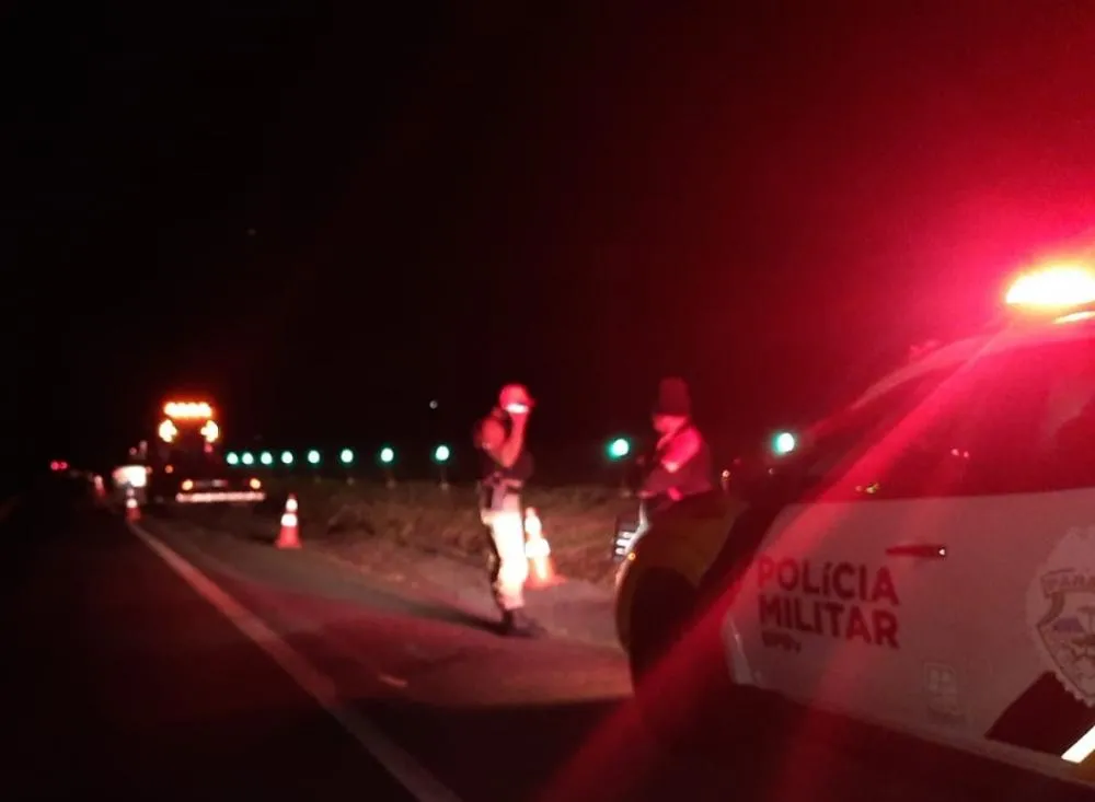 Colisão entre carro e caminhão deixa motorista ferido na PR092