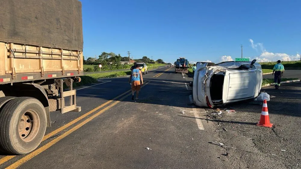 Caminhonete capota e deixa quatro feridos em Wenceslau Braz