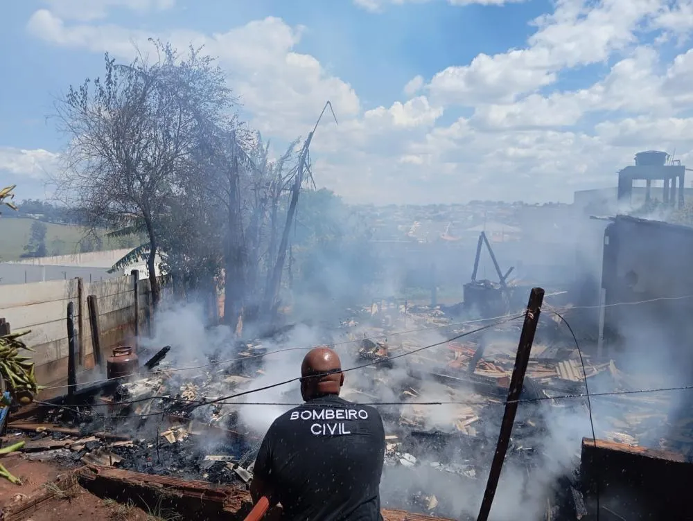 Incêndio destrói casa no centro de Wenceslau Braz