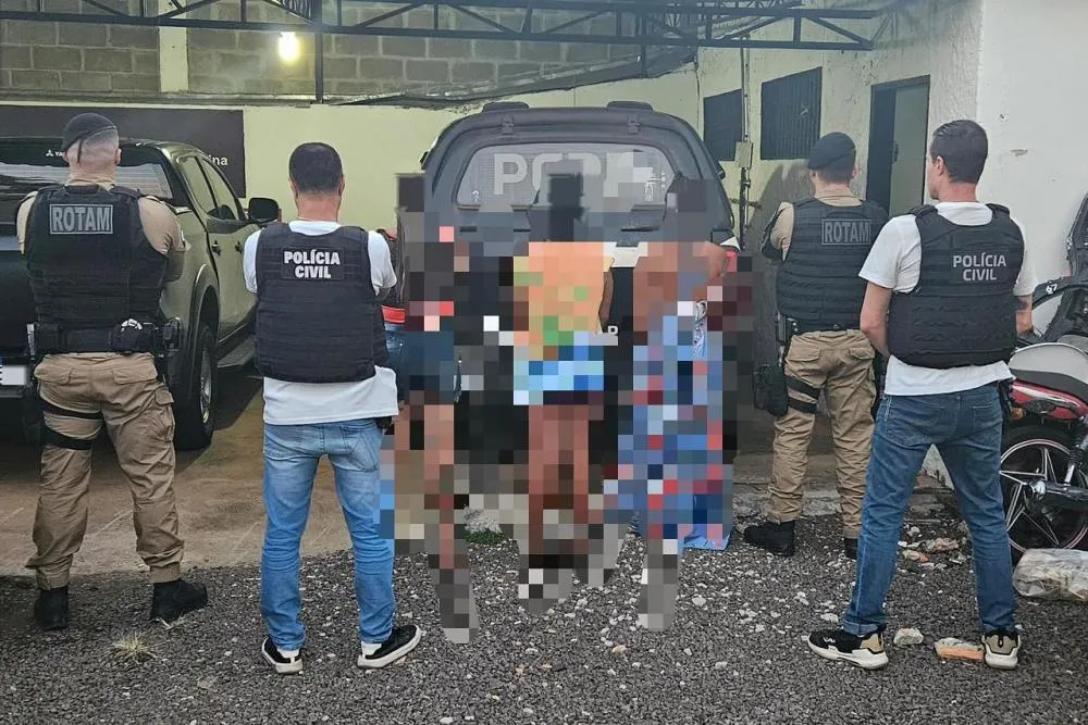 Três irmãs são presas suspeitas de esfaquear três jovens