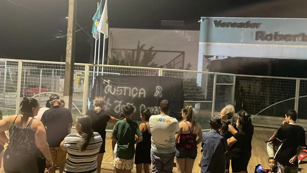 Protesto por assassinato de vereador suspende sessão da Câmara de Salto do Itararé