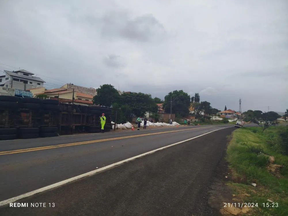 Carreta tomba e quase atinge carro com criança em Wenceslau Braz