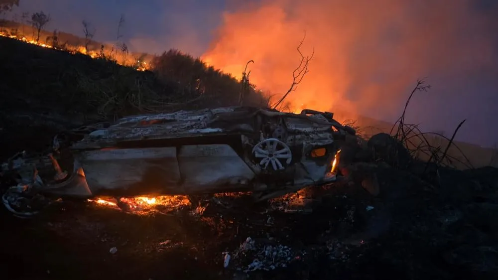 Carro capota e pega fogo em Arapoti