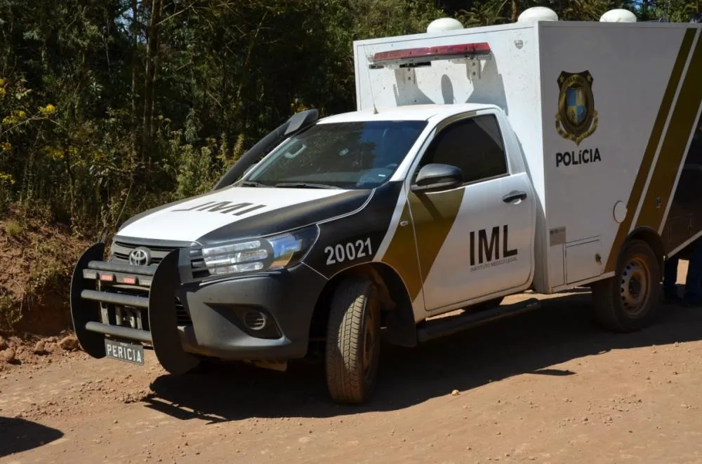Mulher estranha cheiro forte e encontra vizinha morta