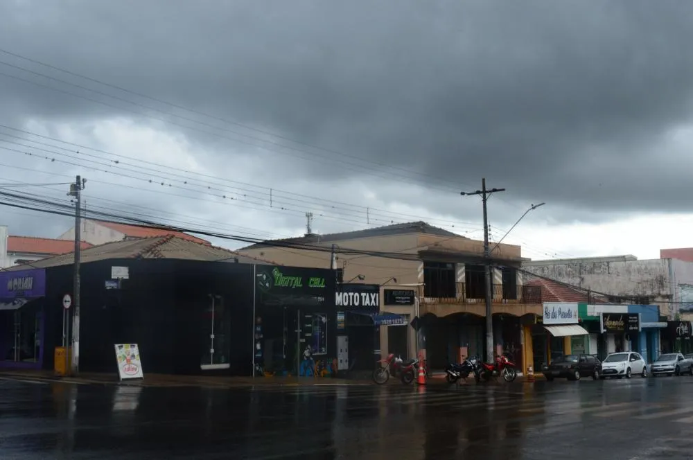 Frente fria coloca municípios do Norte Pioneiro no caminho de tempestades