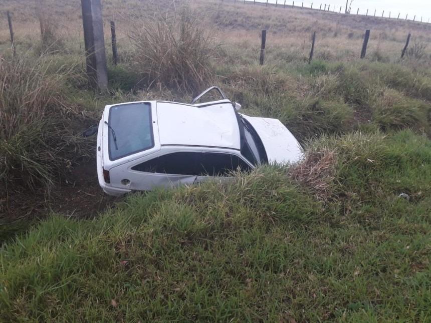 Motorista perde o controle, sai da pista e fica ferido