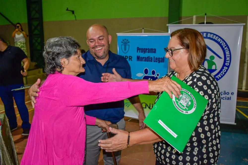 Mais 195 famílias recebem títulos de regularização fundiária em Jaguariaíva