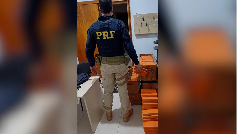 PRF prende casal com caminhonete furtada e 245 kg de maconha no Norte Pioneiro