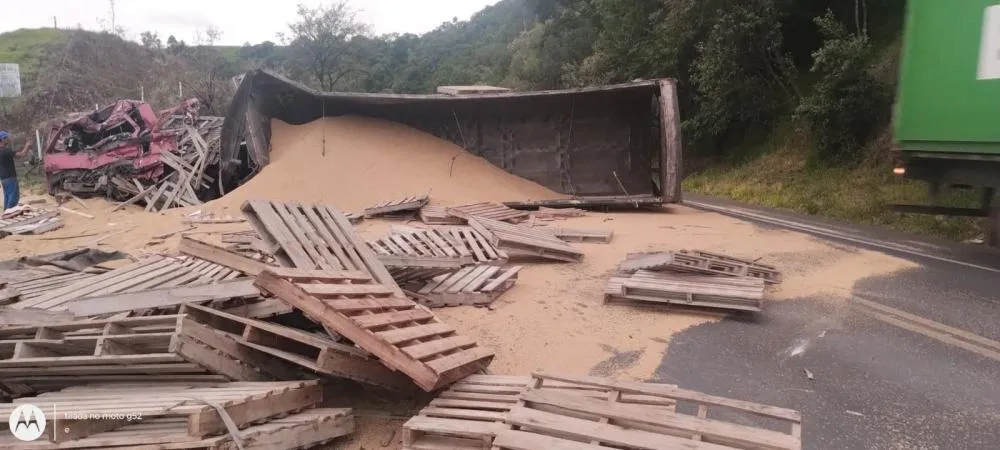 Acidente entre caminhões mata motorista na BR-153
