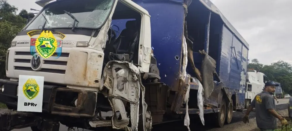 Acidente com três veículos deixa caminhoneiro ferido na PR-092