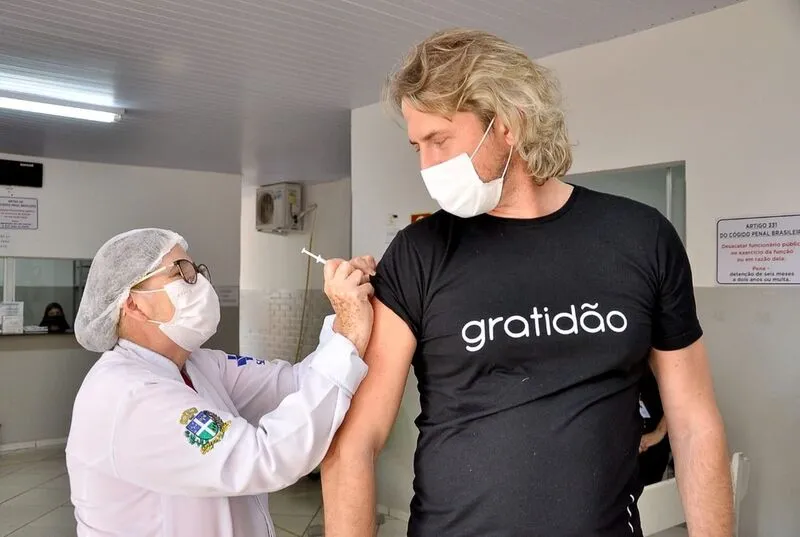 Paraná recebe mais 90 mil doses da vacina contra covid