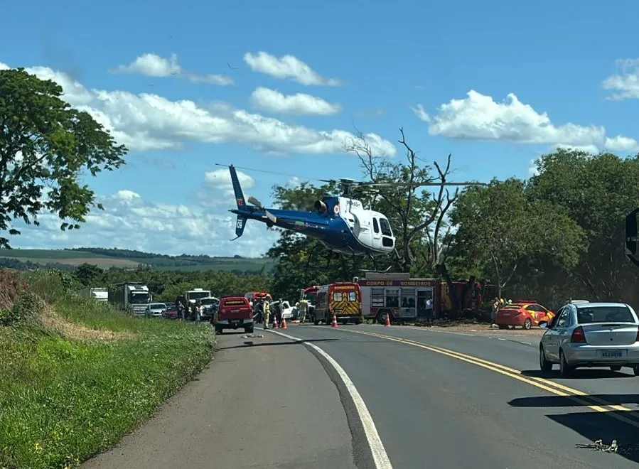 Prefeito acompanha resgate das vítimas de acidente com carro da Saúde de Jaboti