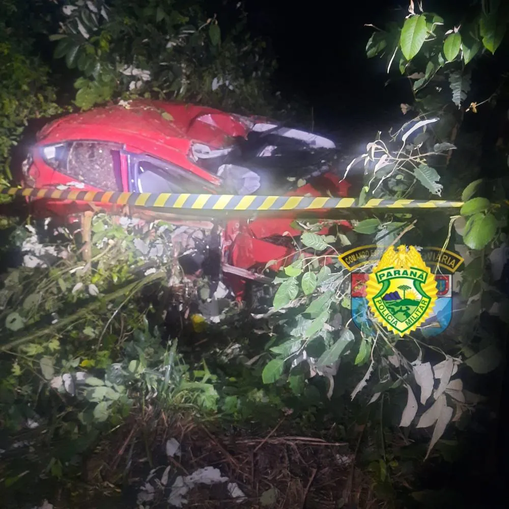 Carro bate em poste e dois ficam feridos em Jaboti