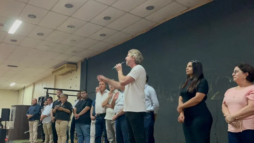 Zeca Dirceu desponta como forte candidato ao Senado em confraternização com lideranças