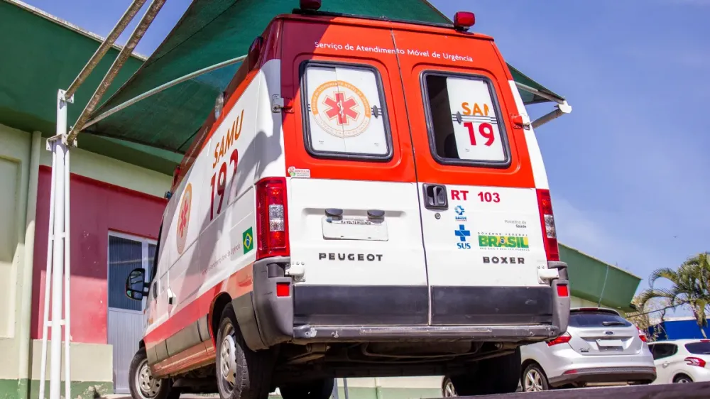 Idoso faz brincadeira com criança e leva machadada na cabeça