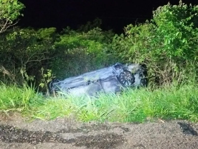 Carro capota, pega fogo e motorista fica ferido na PR-160