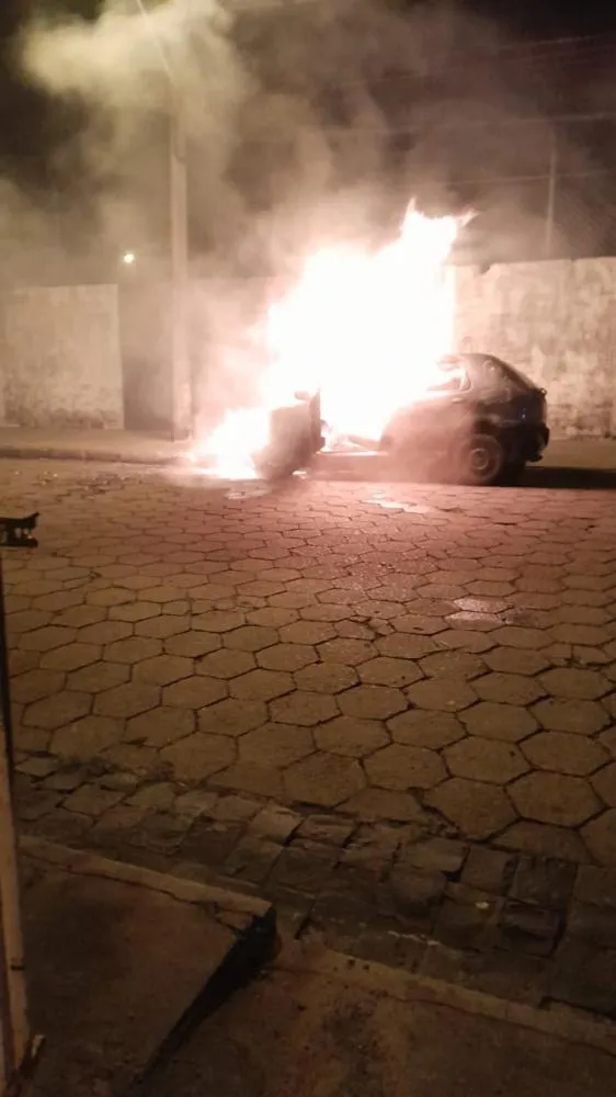 Carro sofre curto circuito e pega fogo em Siqueira Campos