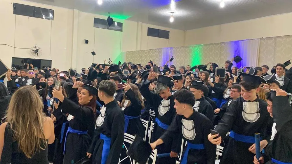 Diretores se emocionam com formatura de alunos em Wenceslau Braz