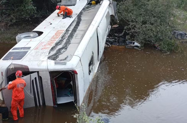 Ônibus cai de ponte e deixa mortos e feridos na BR-153