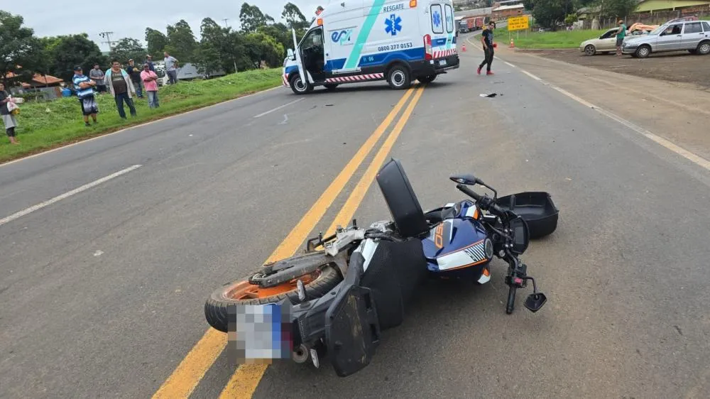 Acidente entre moto e caminhão deixa dois feridos em Arapoti