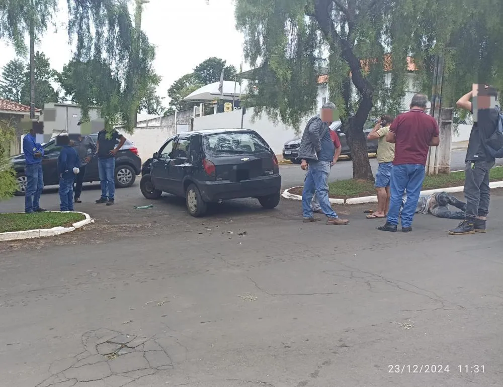 Colisão entre carro e moto deixa homem ferido em Wenceslau Braz 