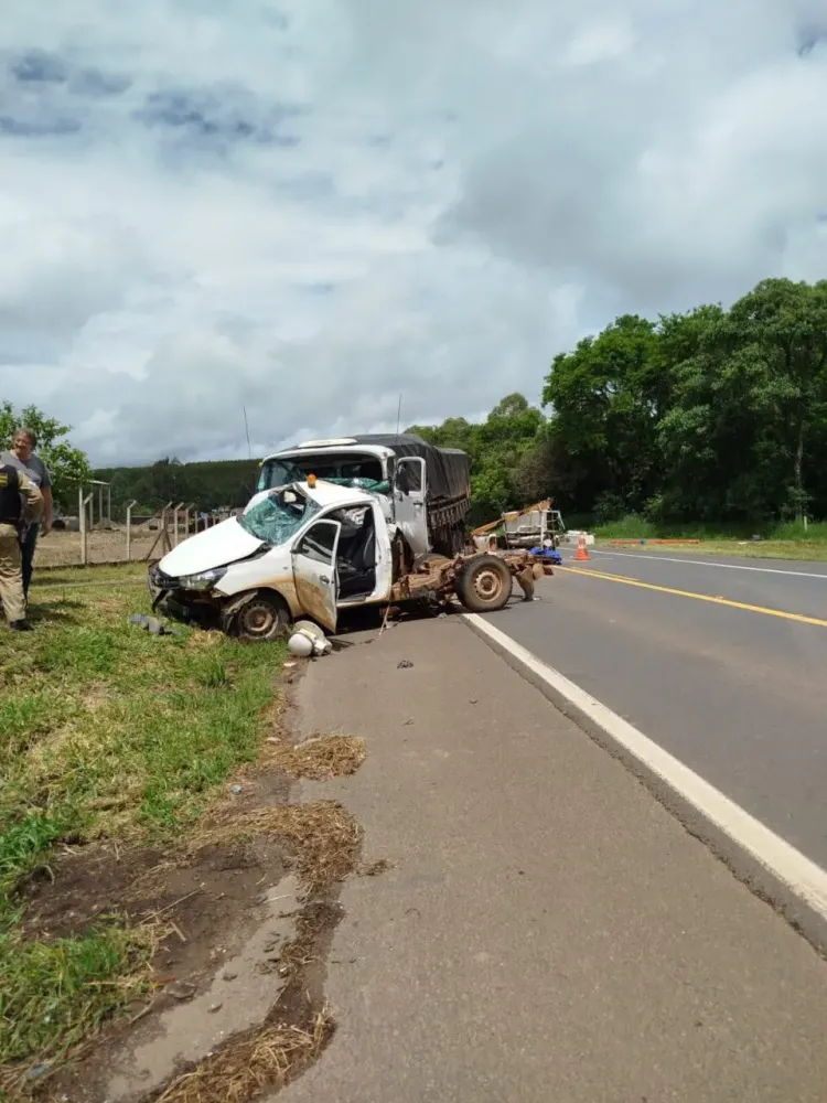 Picape bate de frente com caminhão e jovem fica ferido na PR-151