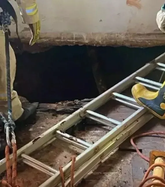 Mãe e filha morrem após piso da cozinha desabar e ficarem soterradas em entulhos