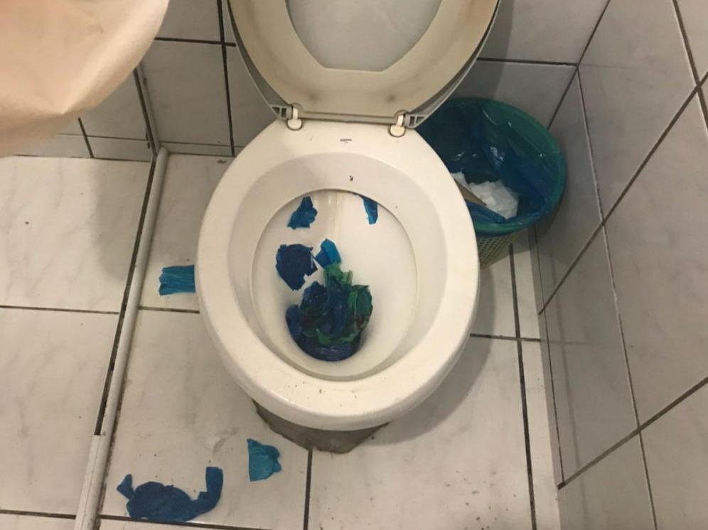 Polícia chega e traficante joga drogas no vaso sanitário