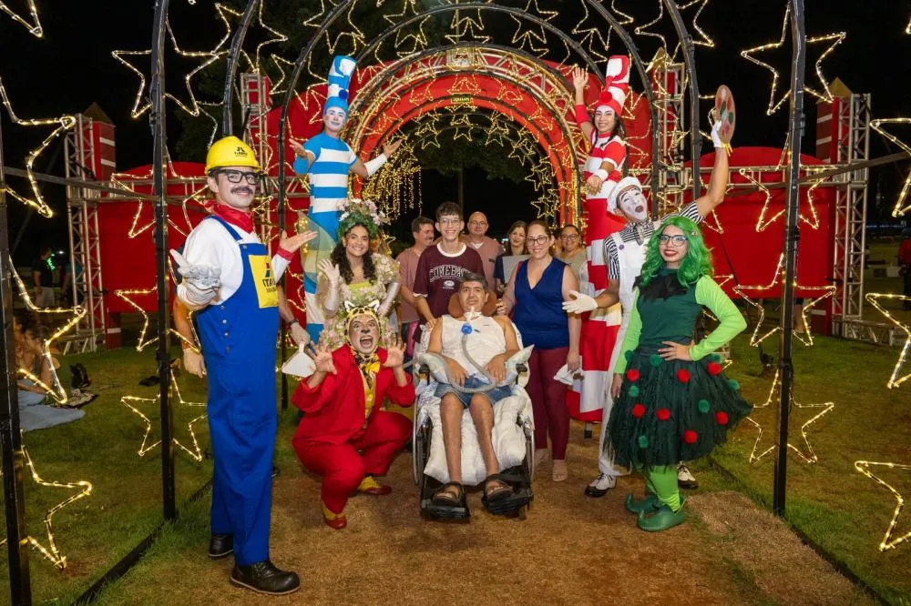 Morador de Foz com mobilidade comprometida realiza desejo de visitar o Natal da Itaipu