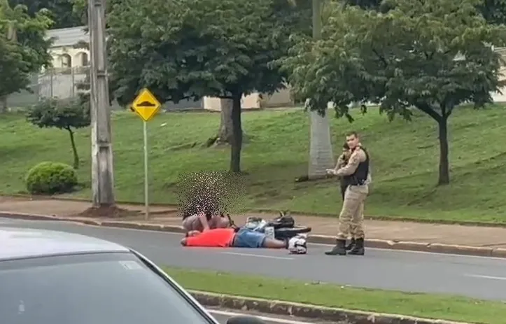 Motociclista é baleado após atropelar policial em Arapoti