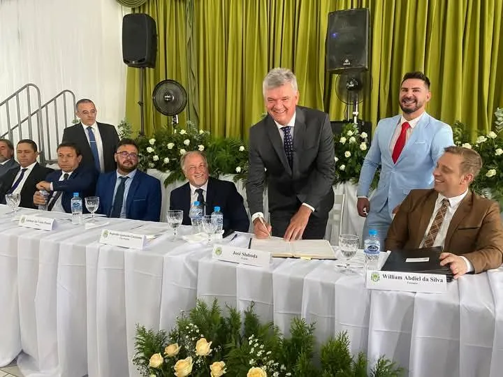 Prefeito, vice e vereadores eleitos tomam posse em Jaguariaíva