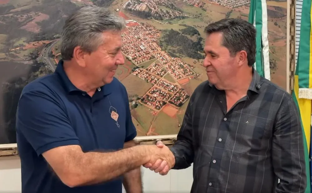 Taidinho entrega “chaves” da prefeitura para novo prefeito Polaco