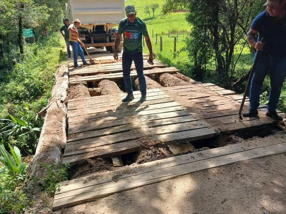 Prefeitura de Jaguariaíva Inicia Manutenção em Pontes de Madeira na Zona Rural