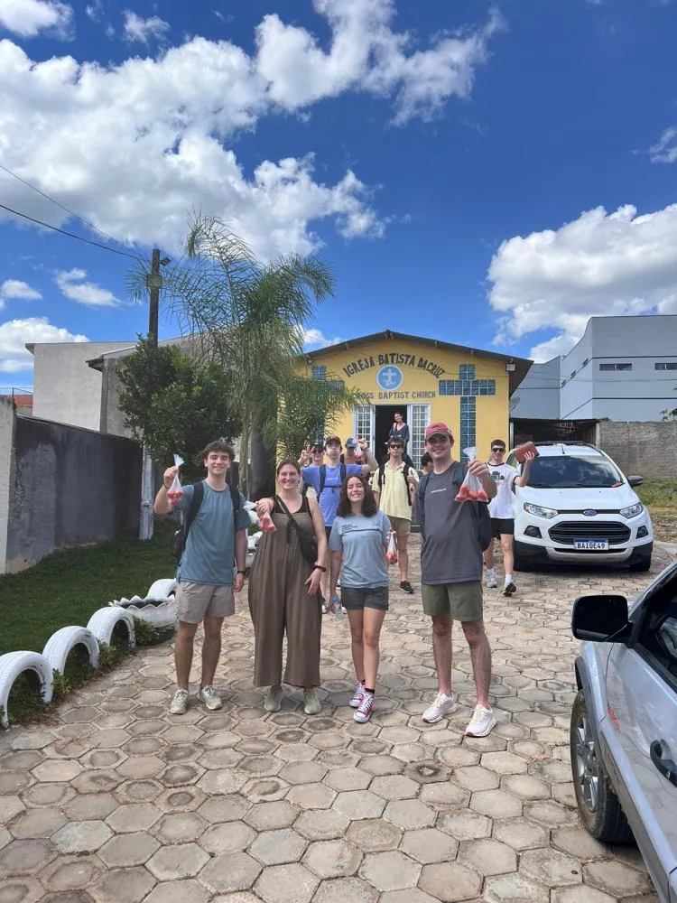 Missionários dos Estados Unidos visitam o Norte Pioneiro pregando a “Palavra de Deus”