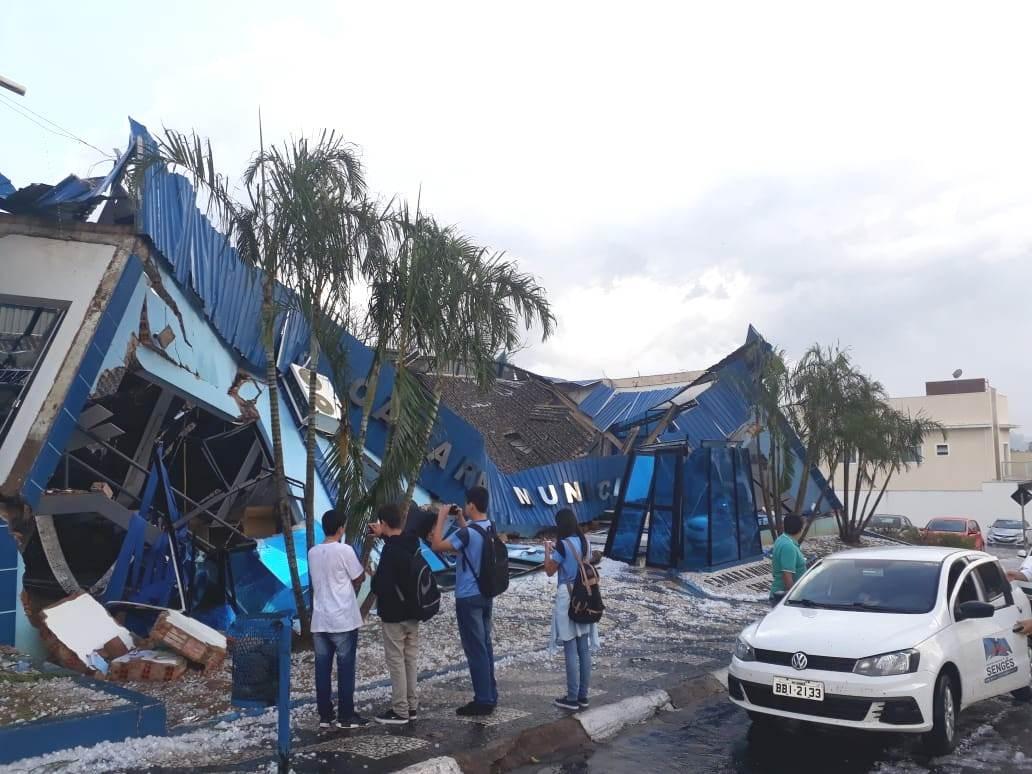 Temporal causa destruição em Sengés