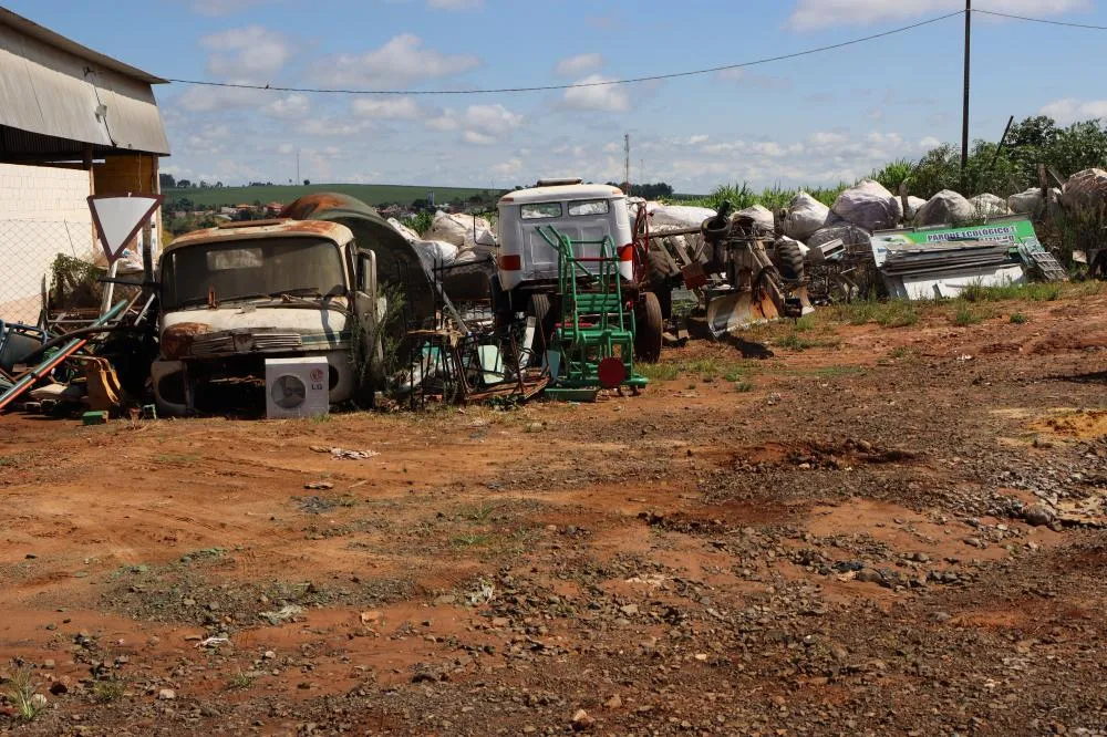 Nova gestão de Santana do Itararé encontra veículos da prefeitura em situação de abandono