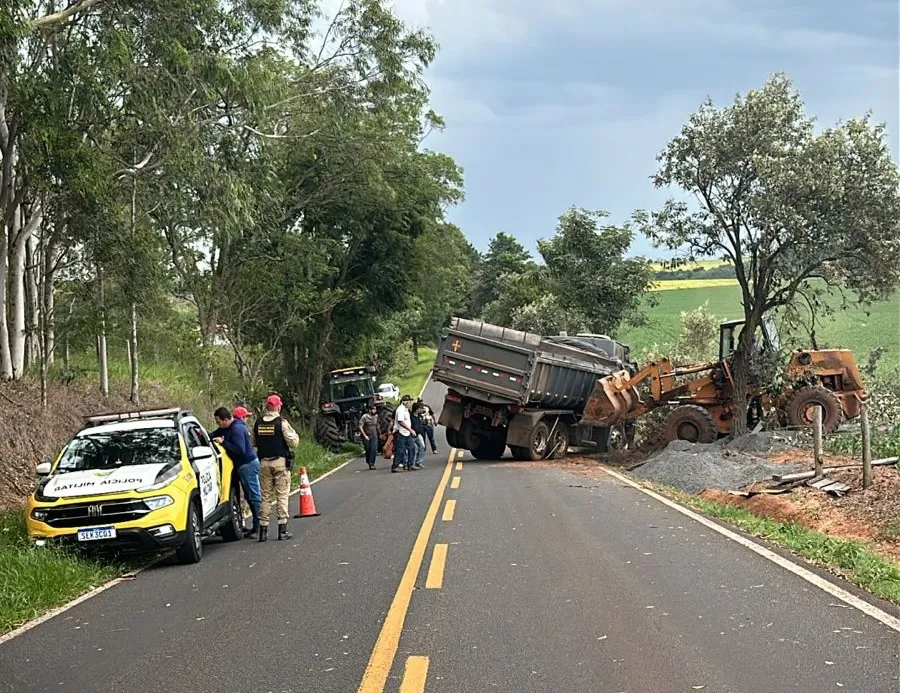 Caminhão tomba na PR-272 em Santana do Itararé
