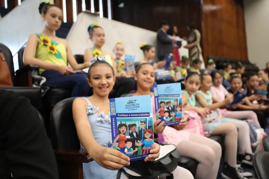 Visitas guiadas na Assembleia apresentam a história e Cultura do Paraná aos visitantes