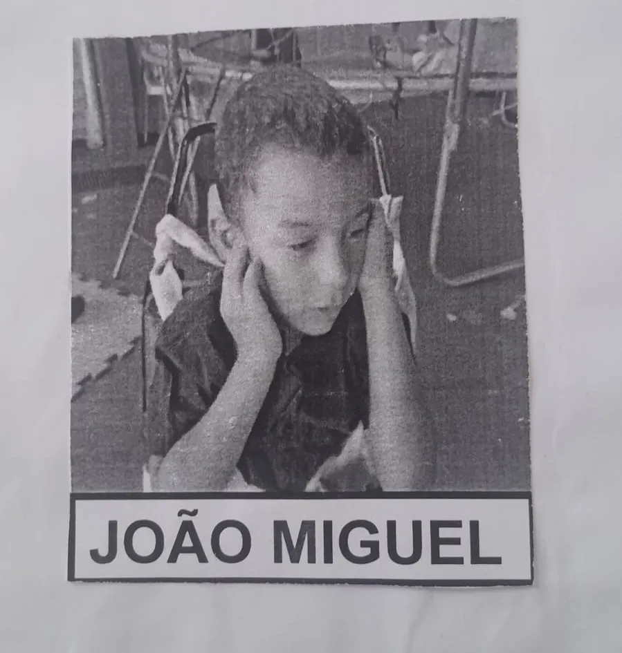 Criança autista amarrada em cadeira de escola vira caso de Polícia em Arapoti