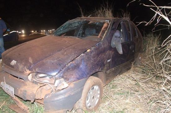 Casal fica ferido após veículo capotar em estrada rural