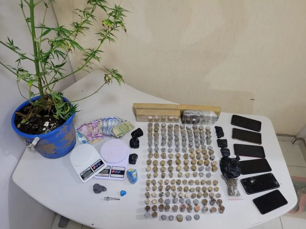 Homem é preso com crack, dinheiro e três quilos de maconha em Wenceslau Braz