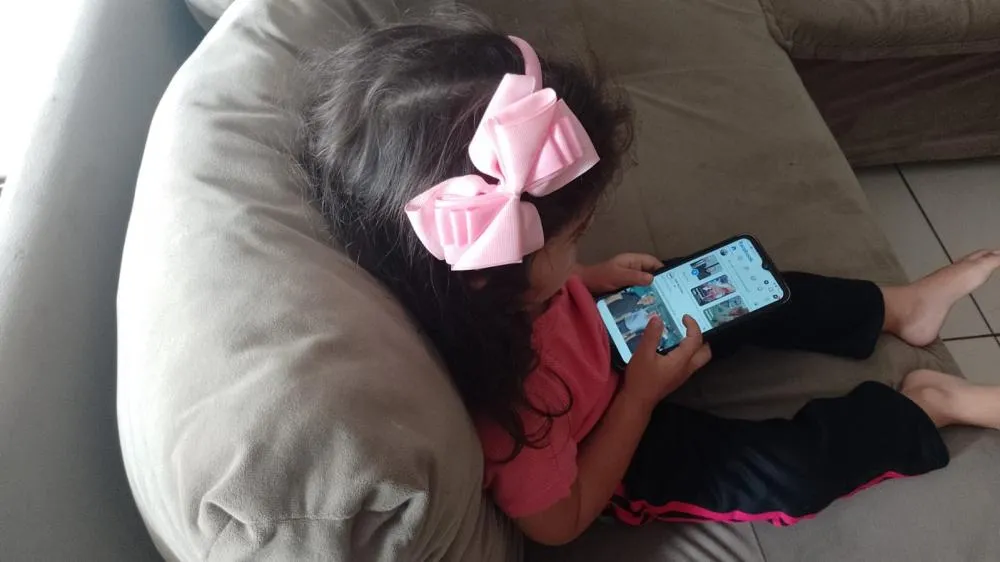 Conheça quatro aplicativos que podem monitorar e deixar o celular do seu filho mais seguro