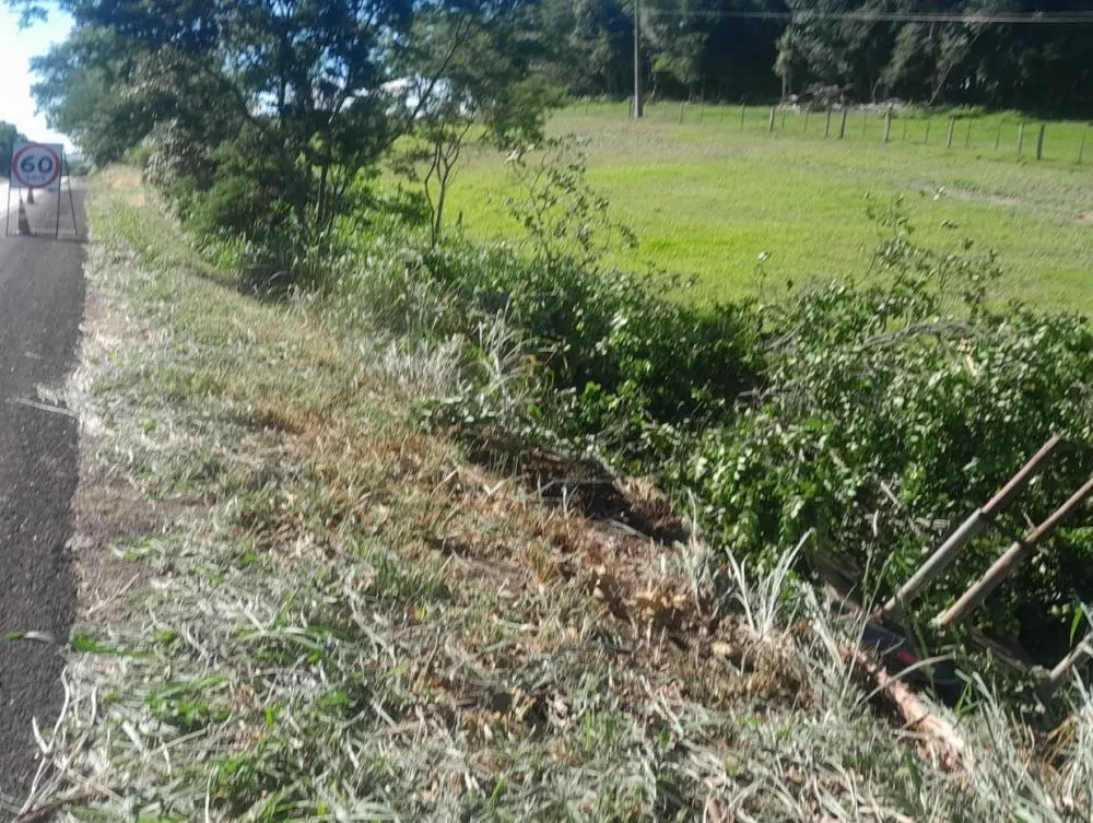 Caminhão sai da pista e homem fica ferido na PR-092